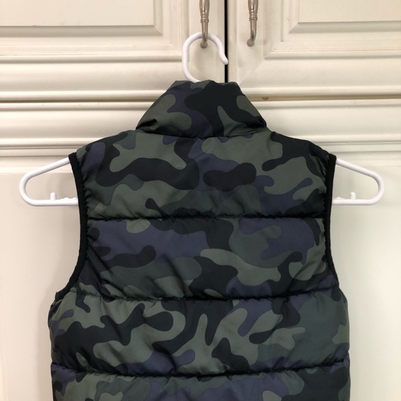 GAP kids camoflage puffer vest - Picture 8 of 12